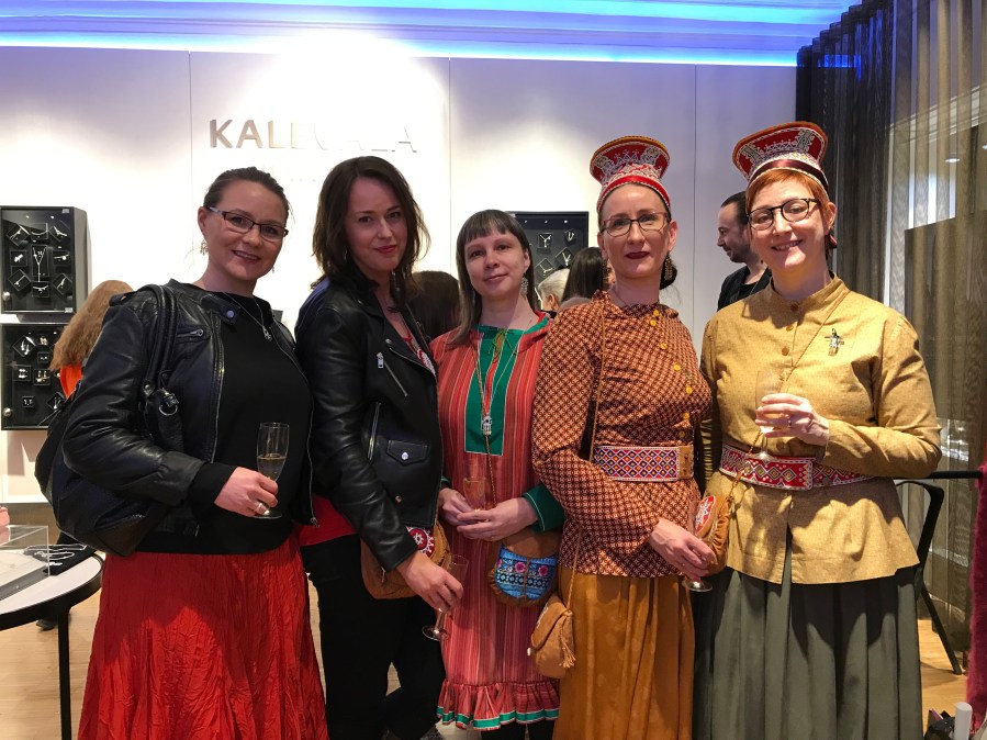 Beahcáma nuortalaščiŋa ávvudeamen Kalevala beaivve 2019. Gurotravddas Maarit Kiprianoff, Mari Korpimäki, Pirita Näkkäläjärvi, Sari Saxholm and Minna Moshnikoff.